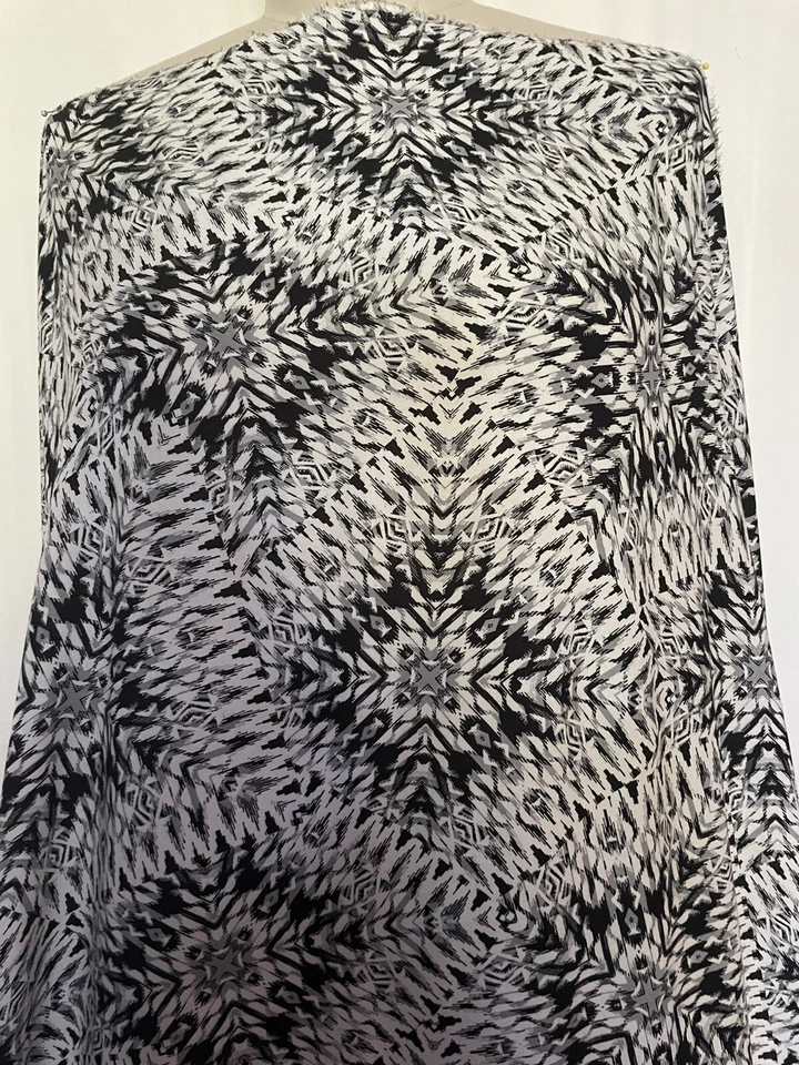 Tela geométrica caleidoscopio abstracto 100 % rayón 2,75 yardas de largo 54" de ancho Foto 2 de 4