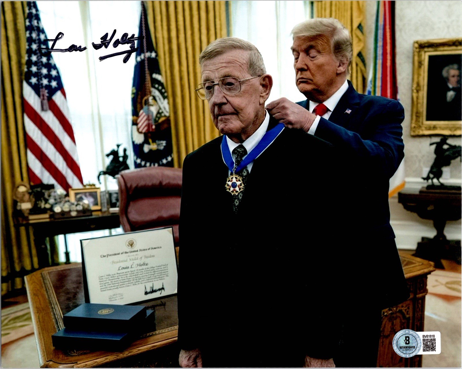 Lou Holtz Autographed Signed Notre Dame Fighting Irish 8X10 PHOTO NOTRE DAME MEDAL OF FREEDOM BECKETT BAS 