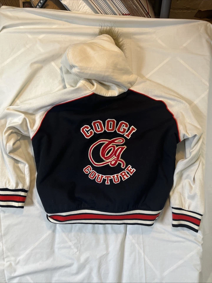 Coogi Couture 3X Sudadera con Capucha Blanco y Negro Cuello de Piel Sintética Cremallera Completa Borde Rojo Foto 2 de 4