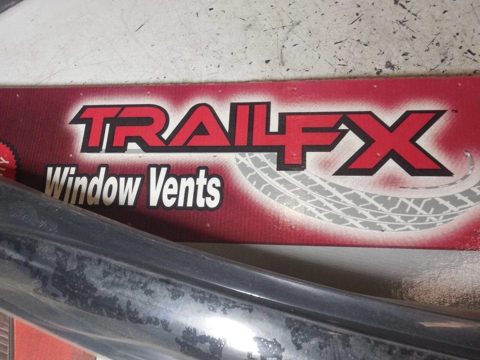 Deflector de ventana 2607 TrailFX para camioneta Dodge RAM 2500/3500 2002-06 cabina regular Foto 3 de 4