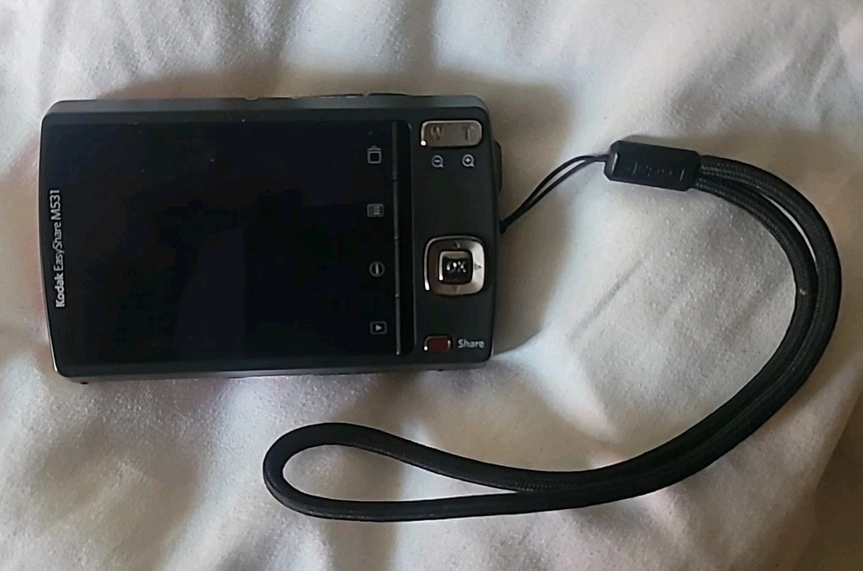 Kodak Easy Share M531 Camera + 4GB SD Card + Charging Cord + Hard Case - 14MP - Image 4 of 4