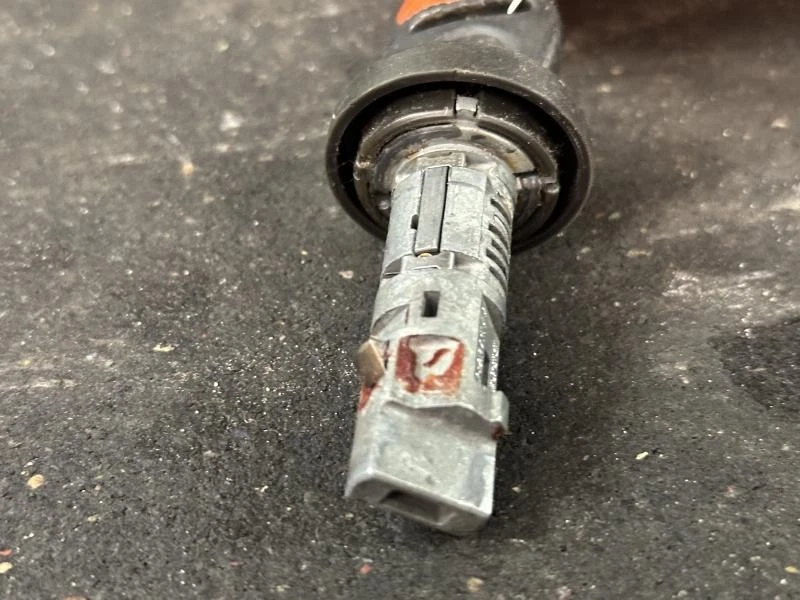 Chevrolet Express 3500 2008-2017 interruptor de encendido con montaje de llave OEM Foto 2 de 4