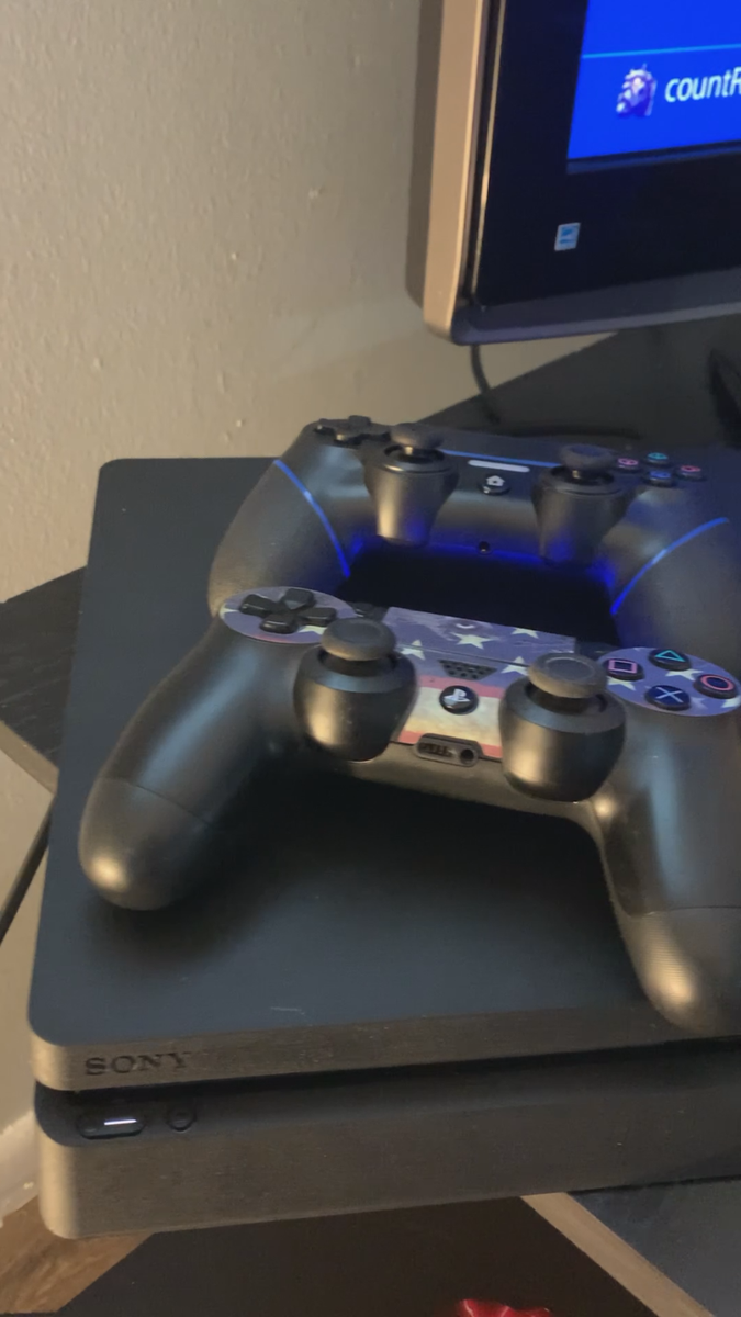 Sony PlayStation 4 PS4 Slim 500GB CUH 2015A Console 2 Controllers