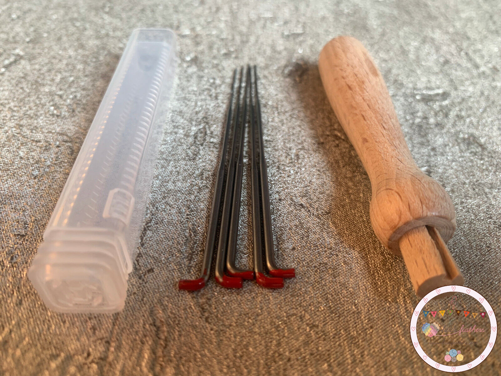 Heidifeathers® Handle + Needles Pack - 5 Medium Felting Needles & Wooden Handle