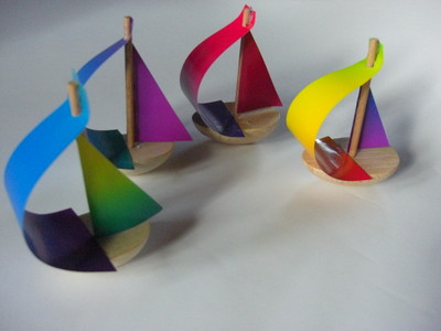 Bastelpackung Segelschiffe, 8 Stück, Buchenholzkörper/Mast und Transparentpapier