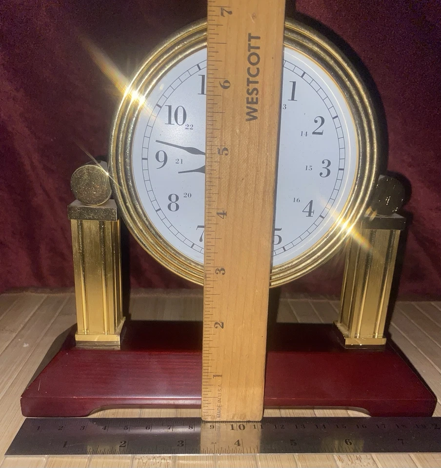 Reloj de escritorio Bolova de madera y metal funcionando   Foto 3 de 4