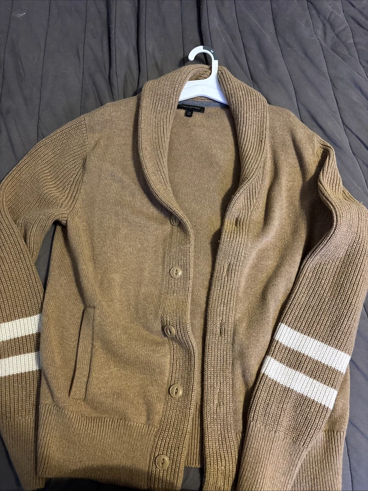 Suéter tejido con botones Banana Republic para hombre color tostado talla mediana manga larga Foto 2 de 4