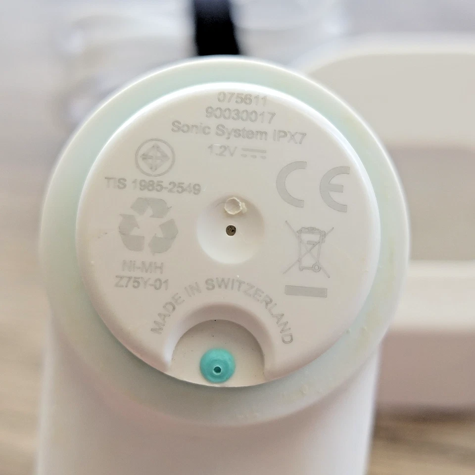 Clinique Sweet Sonic System Purifying Cleansing Facial NO Brush Candy Charger - Image 4 of 4