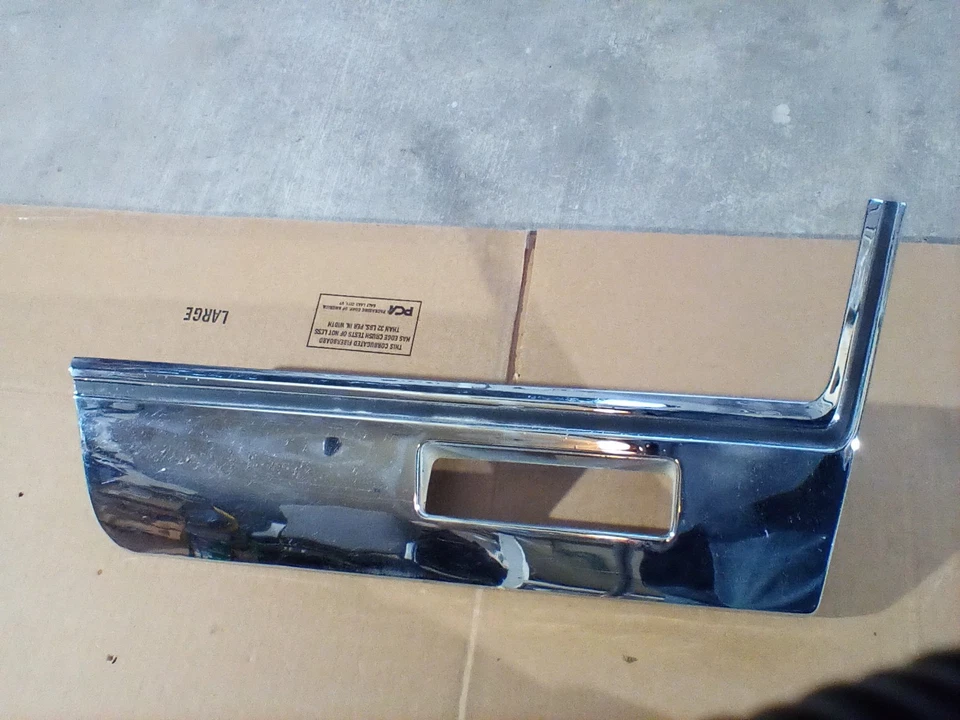 Lincoln Continental Mark IV 1972-73 guardabarros derecho basculante moldura inferior OEM Foto 4 de 4