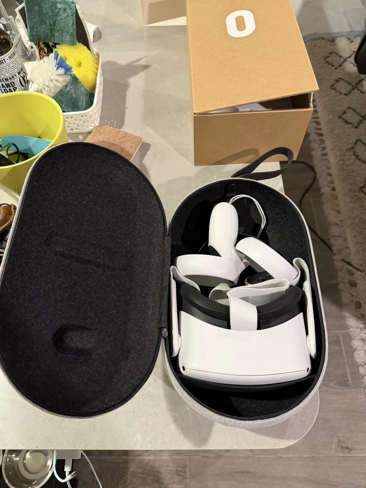 Oculus Meta Quest 2 All-in-One VR Headset with Controllers 256GB & Original Box - Image 4 of 4