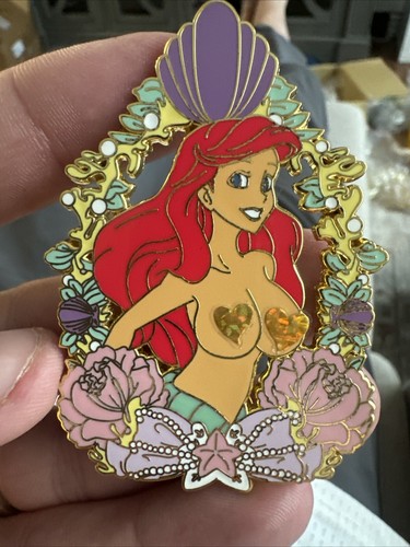 Disney Fantasy Anstecknadel Arielle mit lila Schleife Meeresblumen mit tollem Oberprofil LE - Bild 12 von 15