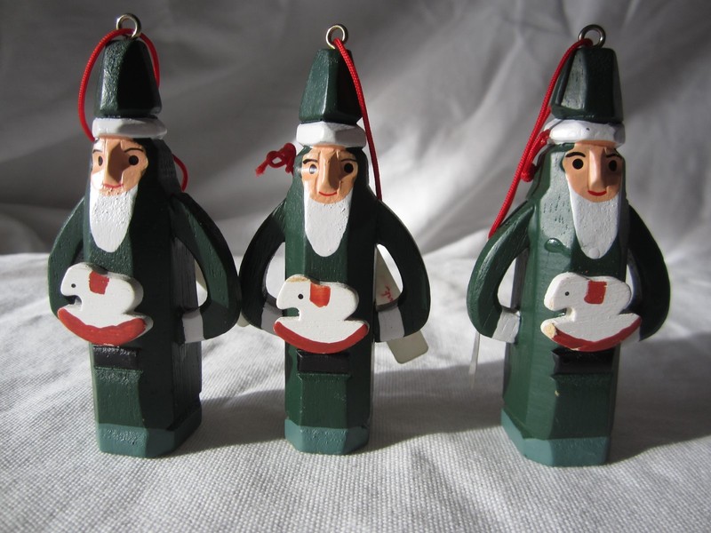  Hallmark 3.5" Wooden Old Fashion Santa Ornaments Lot of 3 Christmas trim a tree