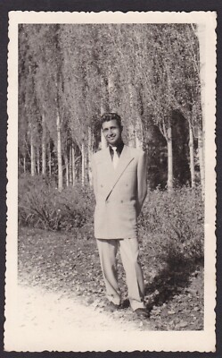 Vintage Foto adretter Mann im Anzug posiert für Kamera stilvoll modisch