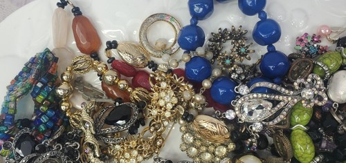 Junk Lot Costume Scrap Jewelry Chains Brooches Bracelets Beads Craft Vtg Modern - Picture 10 of 14