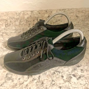 taos walking shoes
