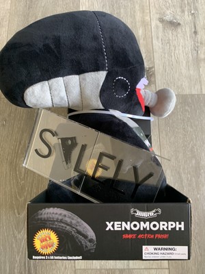 hug me xenomorph