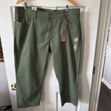 Levi's Women's Shaping Capri Green Size 20 Mid Rise NWT
