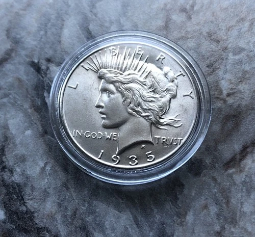 1935 SILVER PEACE DOLLAR IN BU CONDITION.