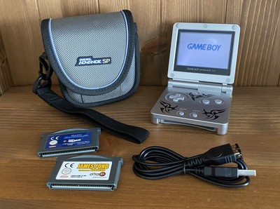 Gameboy Advance SP Handheld Konsole + 2x Spiele, offizielles Case & Ladekabel