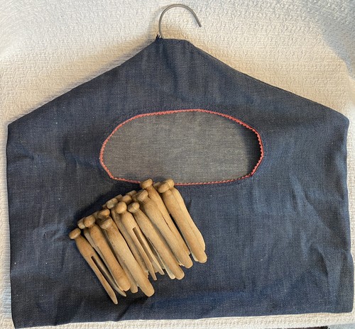 Vintage Jeans Kleidernadel Tasche mit rotem Einband & 20 Holz Rund Top Wäscheklammern - Bild 1 von 11