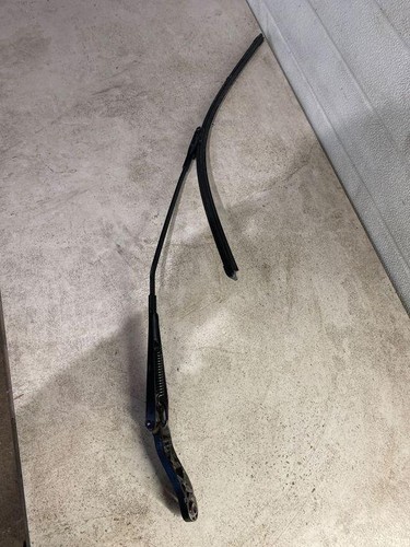 Windshield wiper blade arm