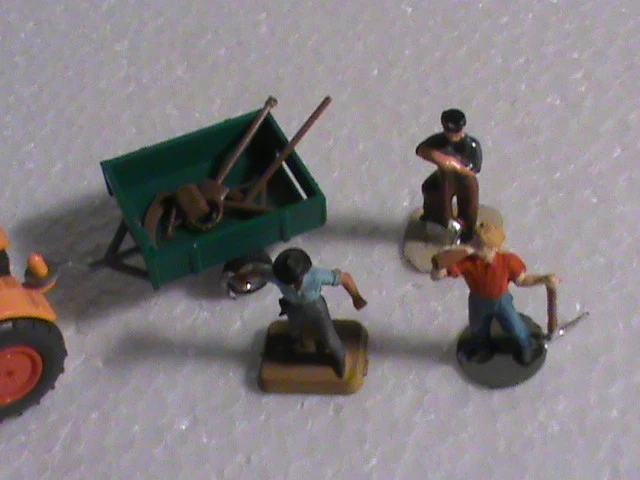 lot figurines HO PREISER/FIGURINES CAMPAGNE+TRACTEUR REMORQUE/CHIEN/BROUETTE - Photo 3/4
