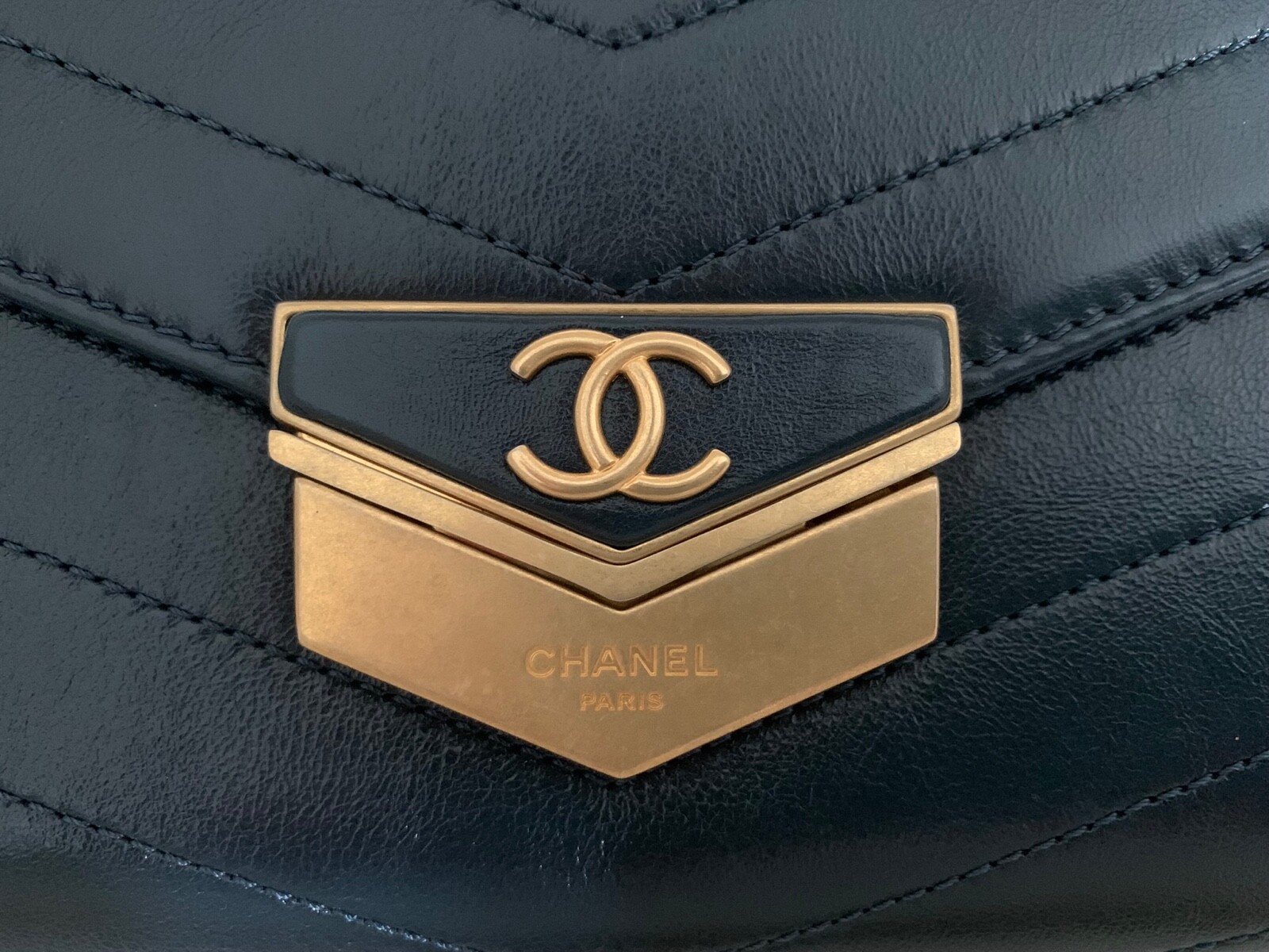 Chanel handbag shoulder cross body bag navy blue leather chevron gold hardware image 2