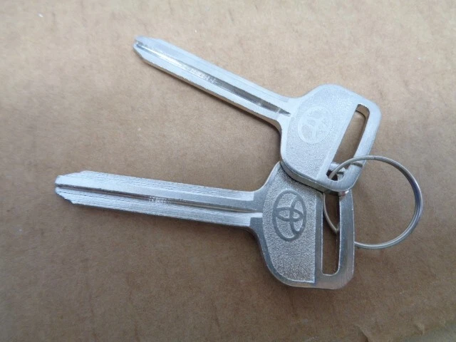 LLAVES TOYOTA EN BLANCO SE ADAPTA A CAMRY COROLLA TACOMA T100 (2 LLAVES) ¡BONITAS!! Foto 2 de 2