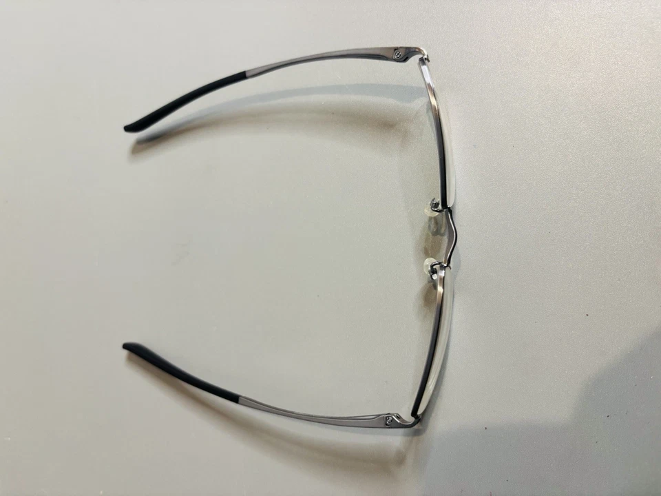 MARCOS DE PINZA OAKLEY SOLO OX3097-0150 cromo cepillado media llanta 50-19-135 con estuche Foto 2 de 4