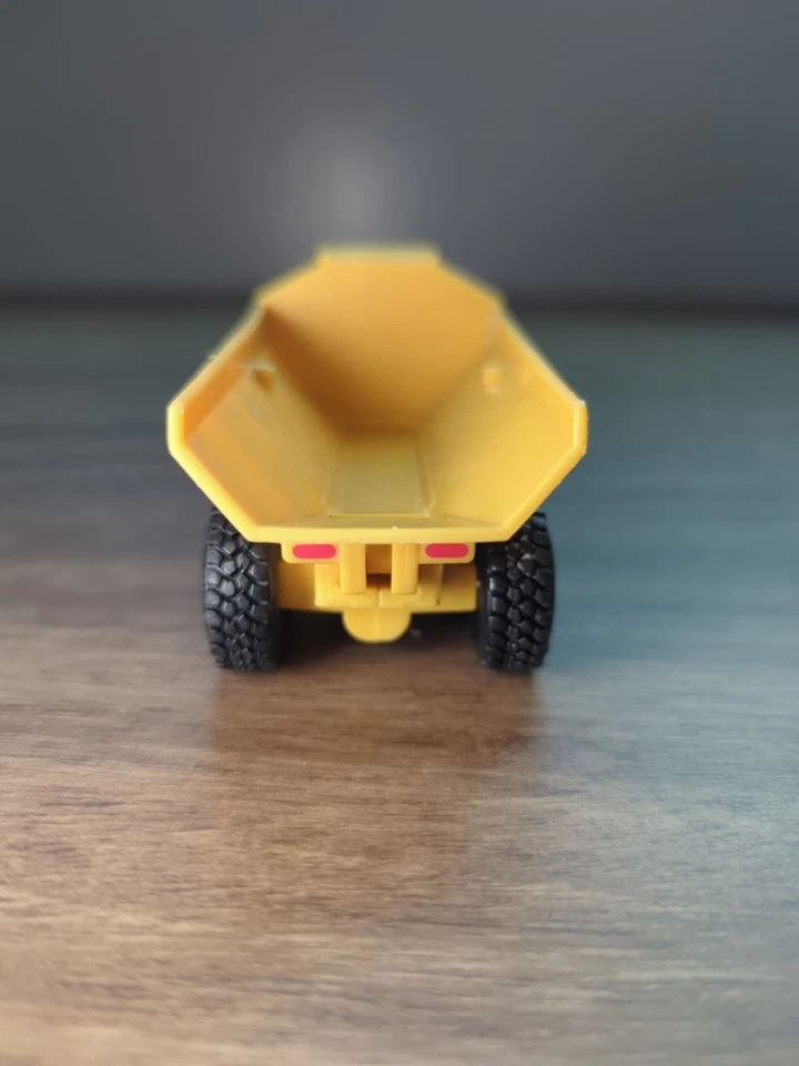 Camión de volteo articulado Tomy John Deere 5,5" de largo escala 1/64 plástico fundido dorado Foto 4 de 4