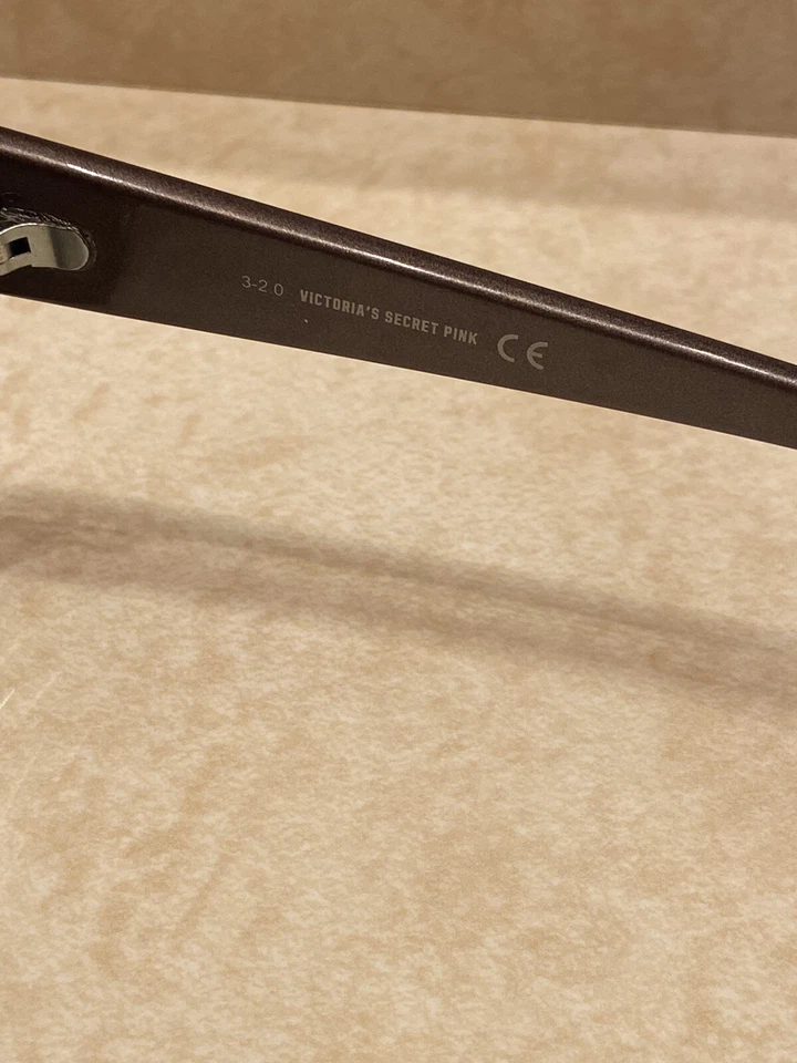 Victoria’s Secret Grey Cat Eye Sunglasses Black Lens PK0036 05A - Image 2 of 4