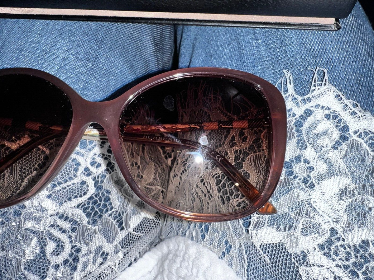 Authentic Burberry sunglasses + Original case women used  display picture 3