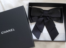 CHANEL New large ribbon brooch black silk material CC logo with box