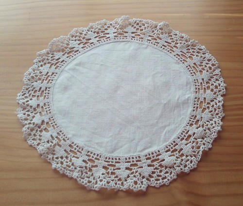 Vintage Doily Round Cream Linen Center Crochet Edge 9.5" Diameter - 第 1/2 張圖片