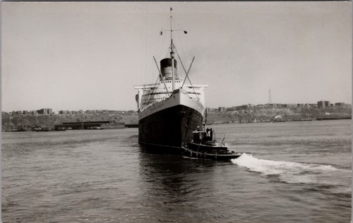 Ocean Liner RMS Queen Elizabeth rimorchiatore foto reale cartolina fiume Hudson - Foto 1 di 2