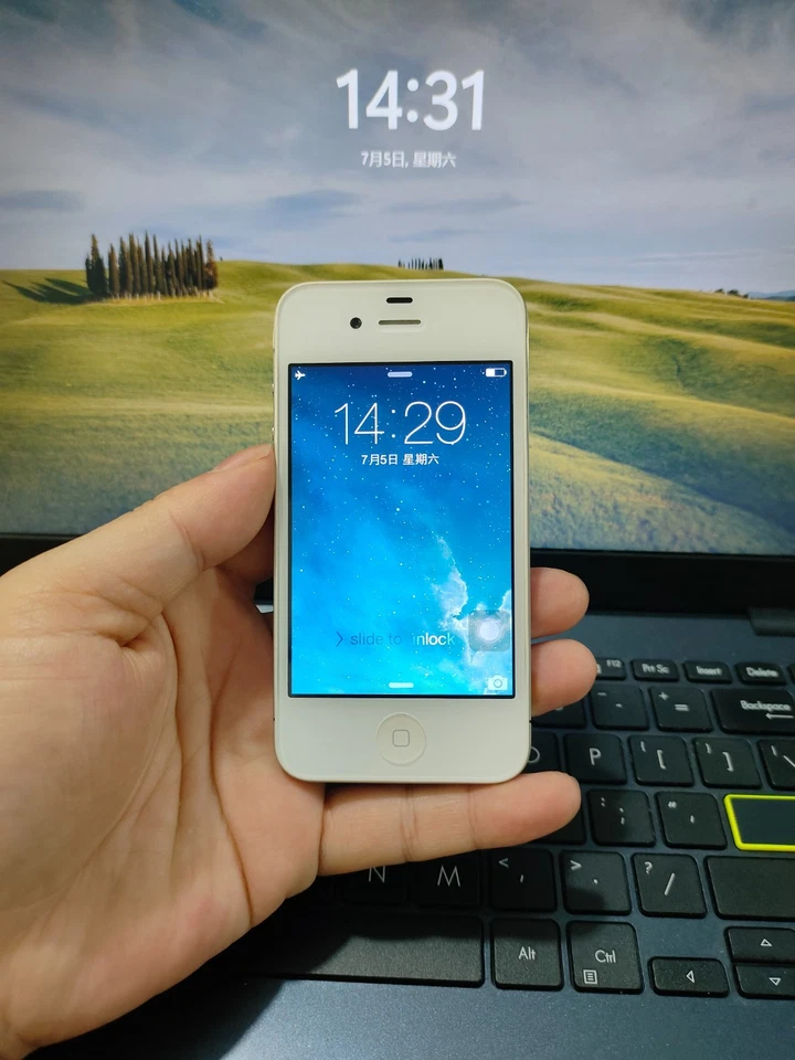 9/10 N EW Apple iPhone 4/4s Factory UNLOCKED 8/16/32GB Black/White Classic phone - Image 3 of 4