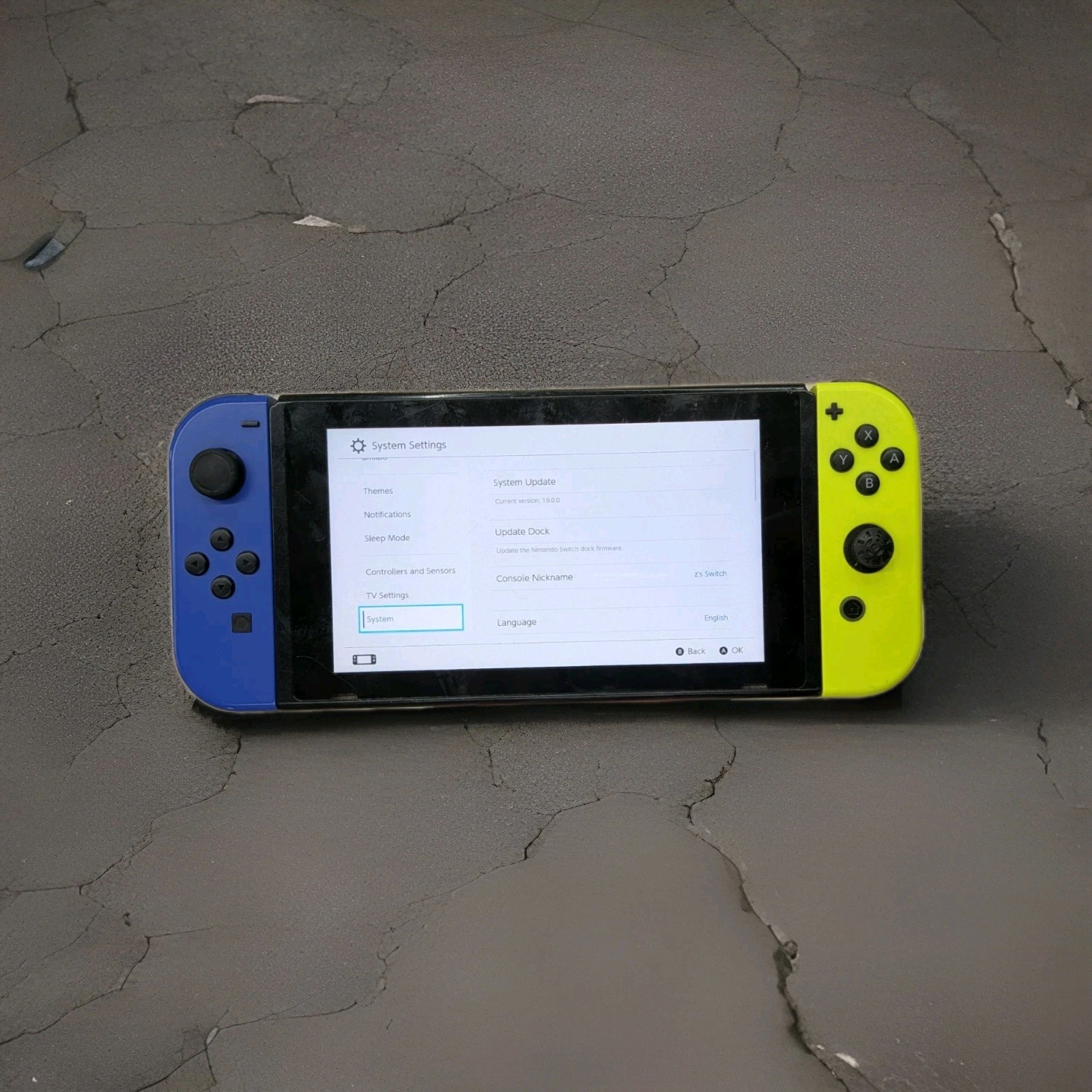 Nintendo Switch HAC-001 Handheld Video Game Console 64gb SD W JoyCons XKW100008