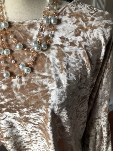 Top de terciopelo Anthropologie Do Everything In Love Terciopelo Color Bronceado TALLA ÚNICA NUEVA CON ETIQUETAS - Imagen 2 de 6