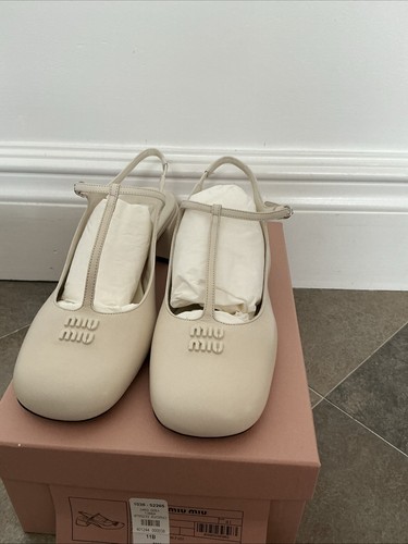 Correa en T con logotipo marfil Miu Miu Mary Jane nueva en caja talla 11B $1170 - Imagen 3 de 7