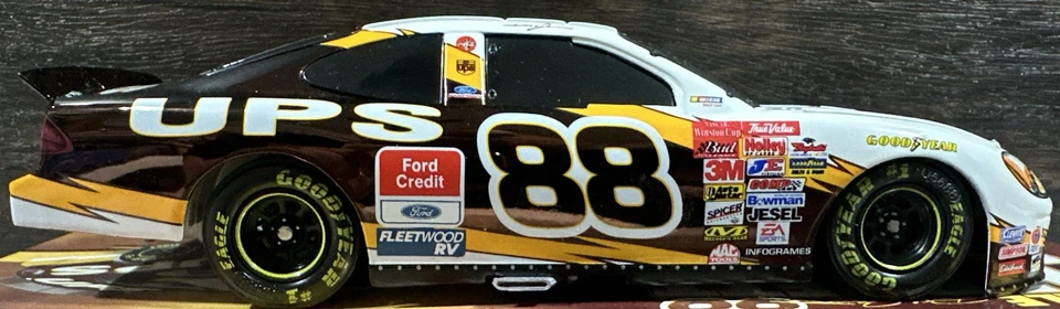 Dale Jarrett #88 2002 UPS Ford Taurus 1/24 acción NASCAR diecast banco cromado Foto 4 de 4