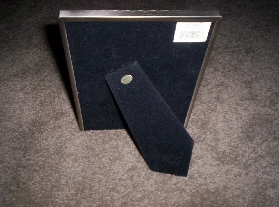 Marco tradicional de mesa MCS 5x7 peltre/plateado con parte posterior de terciopelo Foto 3 de 3