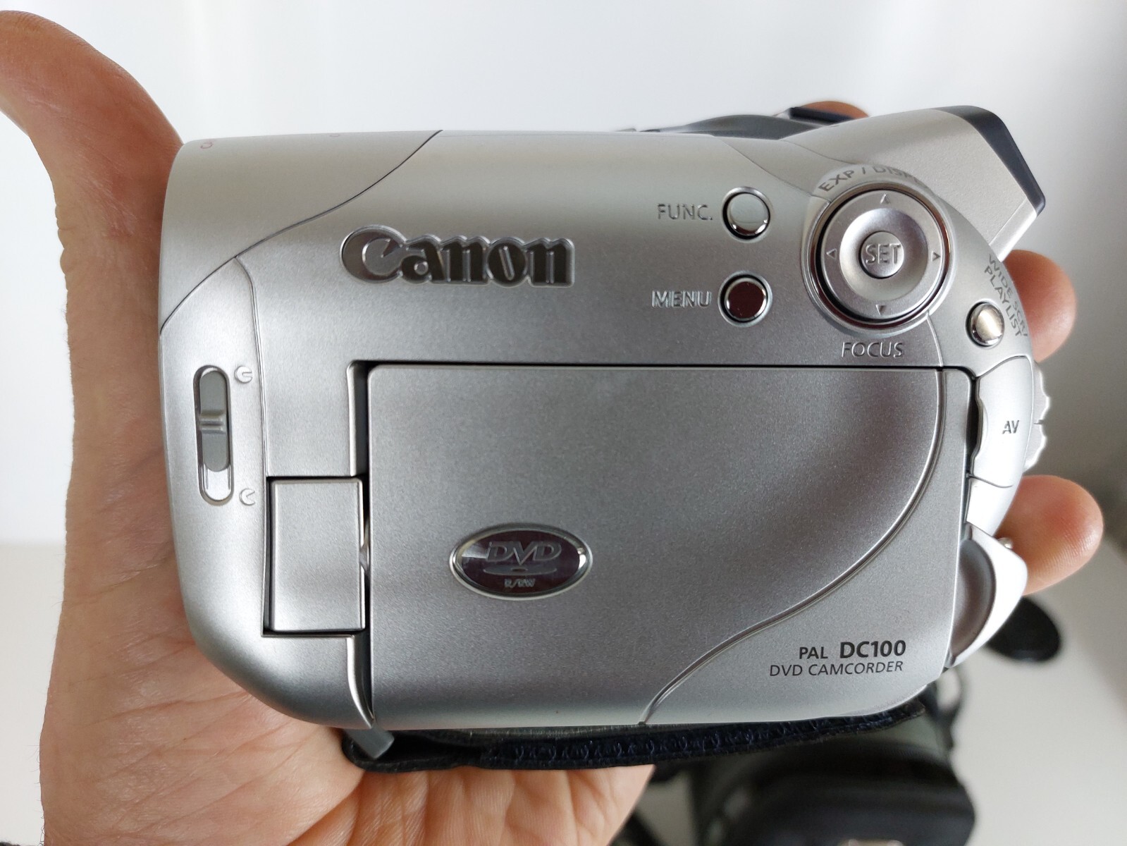 CANON PAL DC100 DVD Camcorder, requires battery & charger UNTESTED