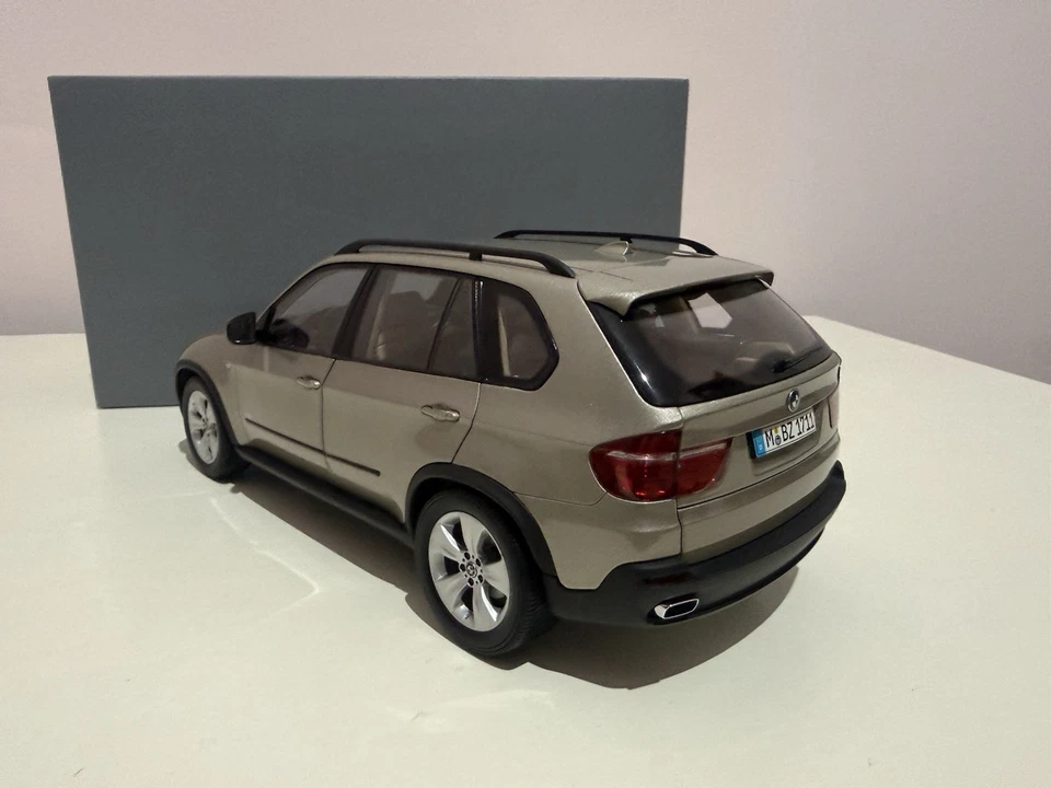 BMW X5 E70 1/18 Kyosho - Immagine 4 di 4