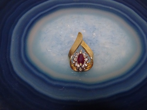 Stunning Vintage 10K Yellow Gold Teardrop Pendant With Oval-Shaped Ruby 2.13g - Picture 2 of 13