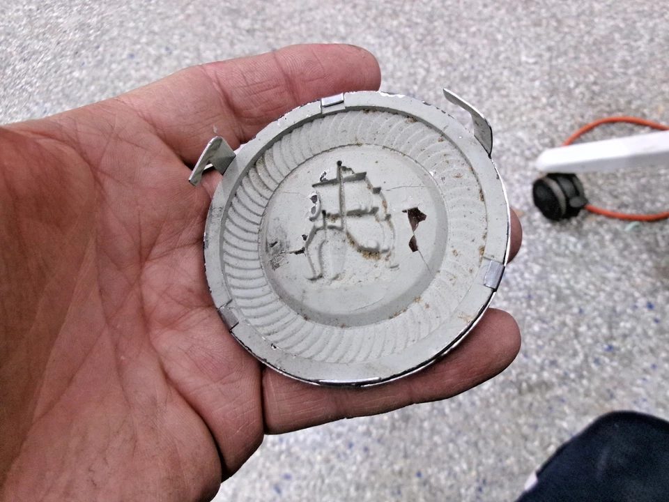 Anillo de cuerno de lujo Plymouth Cranbrook 1951-1952 adorno con emblema 1325171 nuevo de Lote Antiguo Foto 2 de 3