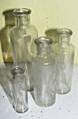 Vintage 4 x alte Arzt Medizin Flaschen in drei Größen Klarglas
