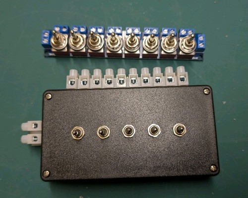 CAJA DE INTERRUPTORES DE MOTOR DE PUNTO, 5 INTERRUPTORES MONTADOS PARA PECO HORNBY SEEP ETC EXPO 28069 | Condition: Used