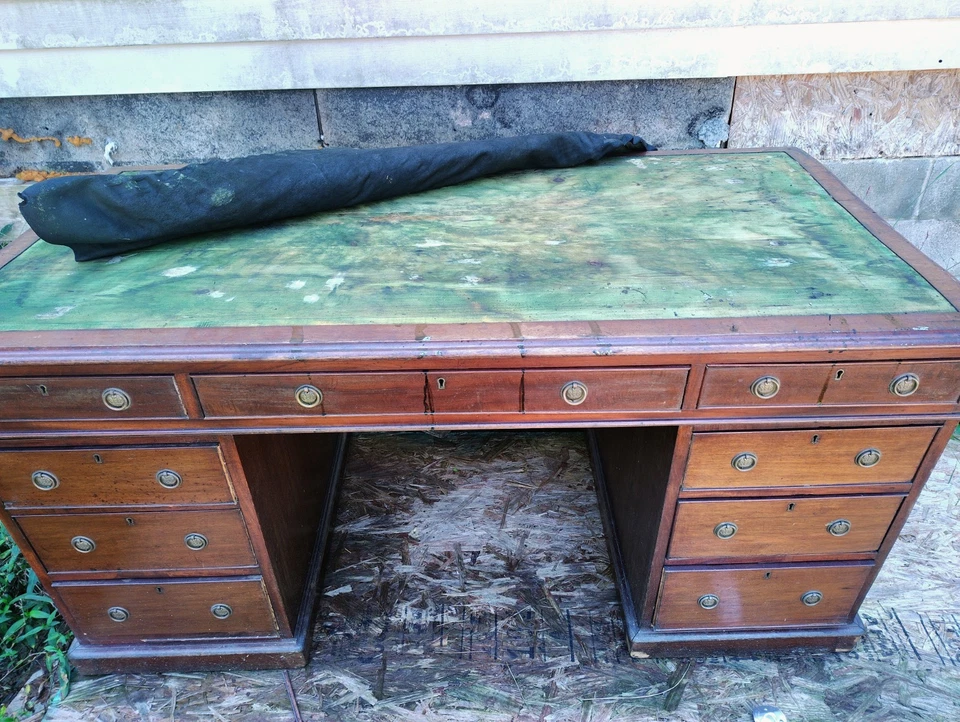 Escritorio antiguo con pedestal de mohagany hecho en Inglaterra alrededor de 1890 (siglo XIX) Foto 2 de 2