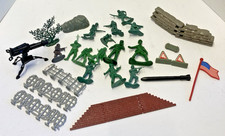Lot of 14 Army Men Plastic Toy Soldiers Green Soldiers and Assorted Props