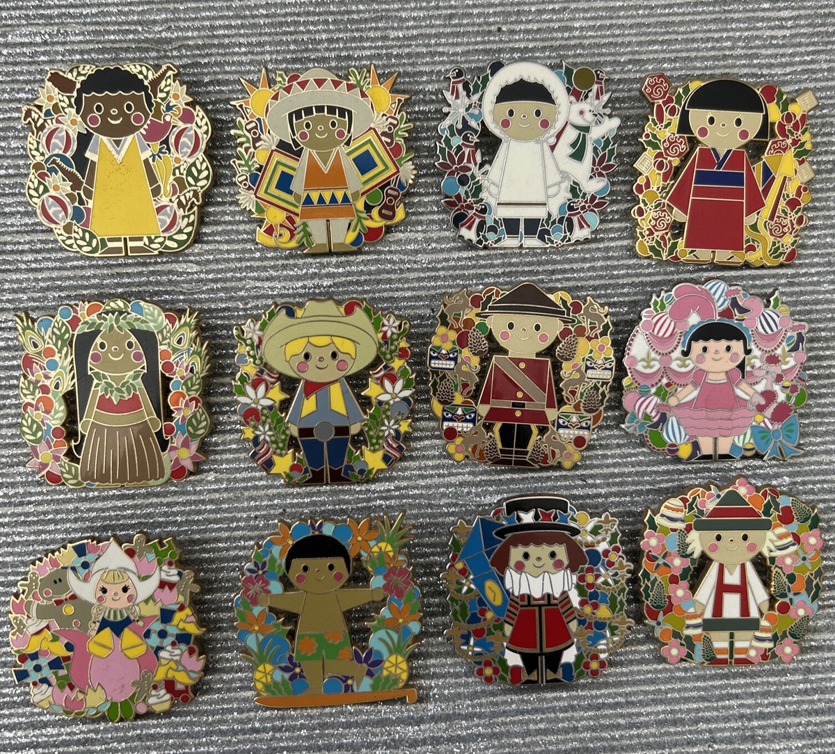 Disneyland Holiday 2018 Small World Mystery COMPLETE 12 WREATH PIN